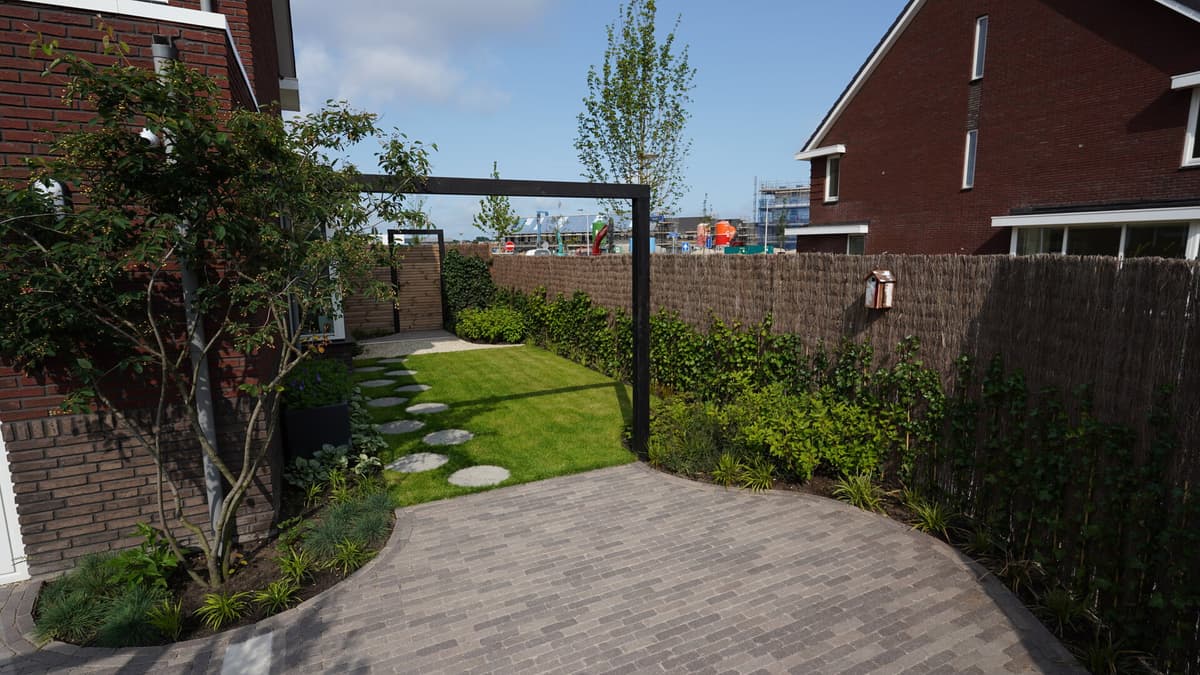 Achtertuin met zicht op het groene zijpad