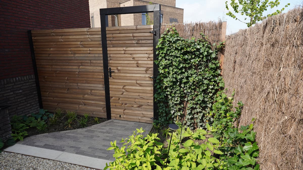Houten poort met klimop begroeving