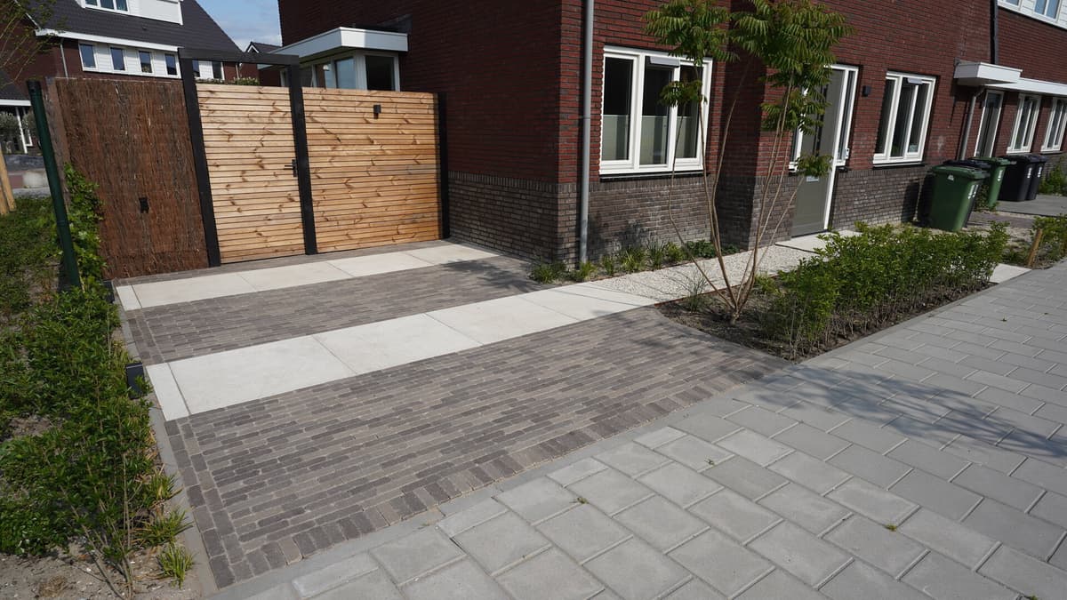 Oprit met op maat gemaakte houten poort