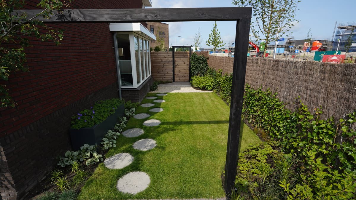 Speelse stapstenen door het groene zijpad
