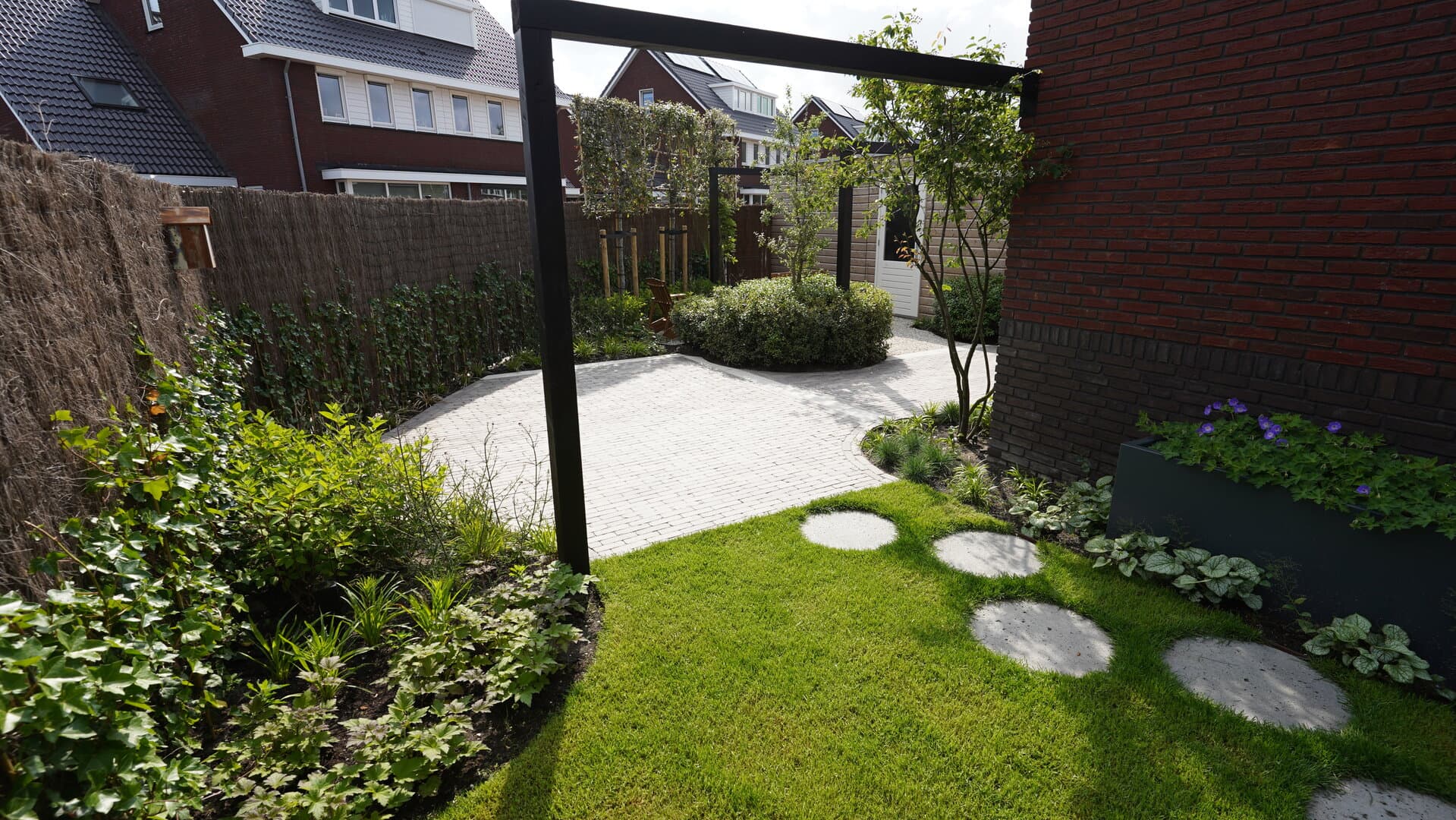 Zijpad met uitzicht op de groene achtertuin