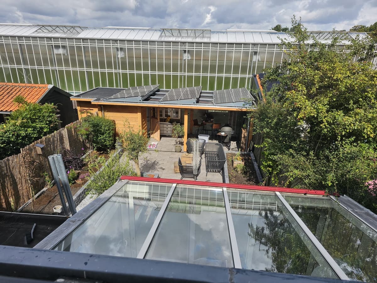 Overkapping geïntegreerd in tuinontwerp