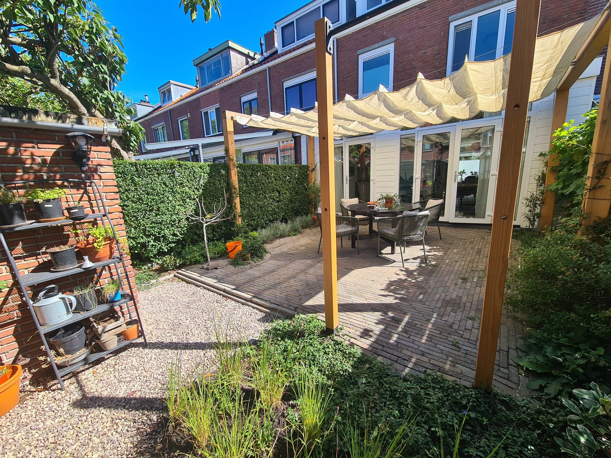 Stadstuin overzicht met weelderige beplanting