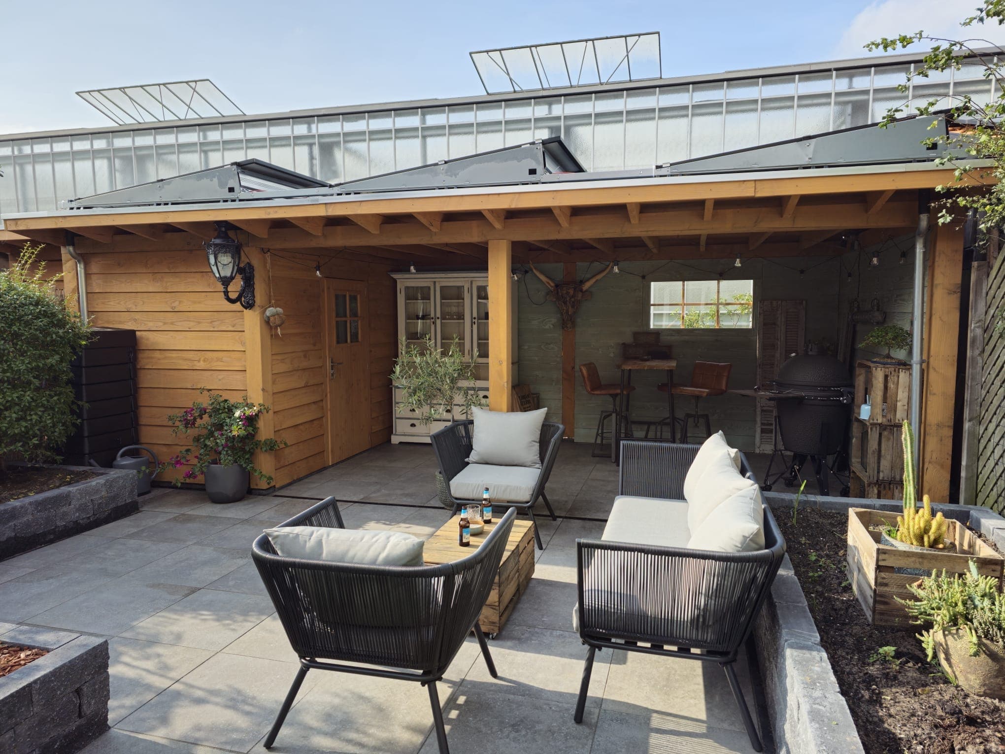 Moderne overkapping met zithoek